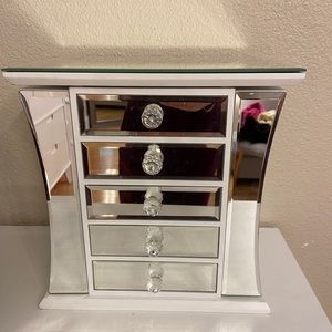 Mirrored jewelry box in great condition. Like new!